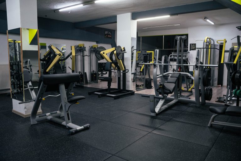 Styl Gym – Basic Pack Φοιτητικό: γυμναστήριο με βάρη, μηχανήματα και άνετο χώρο προπόνησης για Pilates και Yoga.