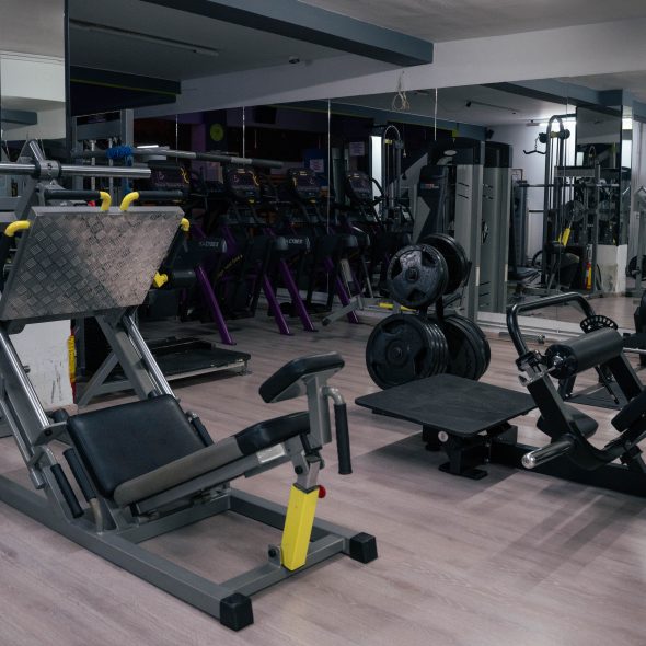 Styl Gym – Basic Pack Μαθητικό: μαθητικό πακέτο με πρόσβαση σε βάρη, μηχανήματα, Pilates και Yoga σε σύγχρονο χώρο προπόνησης.