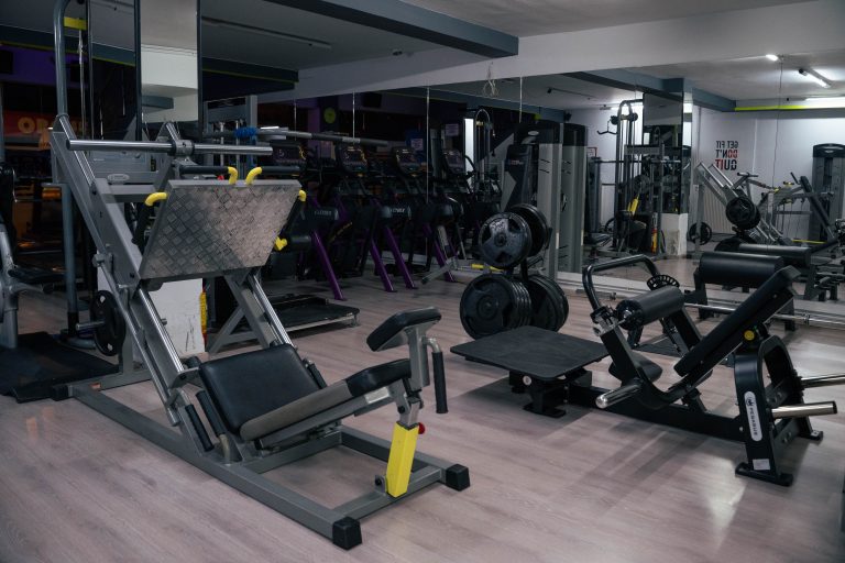 Styl Gym – Basic Pack Μαθητικό: μαθητικό πακέτο με πρόσβαση σε βάρη, μηχανήματα, Pilates και Yoga σε σύγχρονο χώρο προπόνησης.