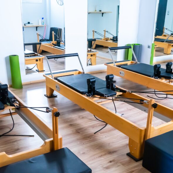 Active Gym – Pilates Reformer: εικόνα από χώρο προπόνησης με βάρη, μηχανήματα και εξοπλισμό Reformer για εξατομικευμένες συνεδρίες.