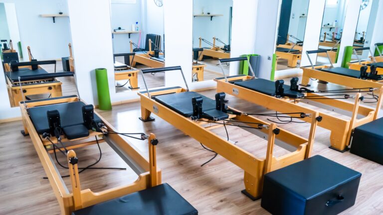 Active Gym – Pilates Reformer: εικόνα από χώρο προπόνησης με βάρη, μηχανήματα και εξοπλισμό Reformer για εξατομικευμένες συνεδρίες.