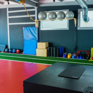 Active Gym – Basic Pack Προγράμματα: αίθουσα functional προπόνησης με εξοπλισμό για TRX, kettlebells και ομαδικά μαθήματα.