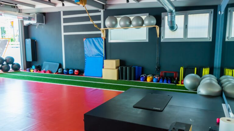 Active Gym – Basic Pack Προγράμματα: αίθουσα functional προπόνησης με εξοπλισμό για TRX, kettlebells και ομαδικά μαθήματα.