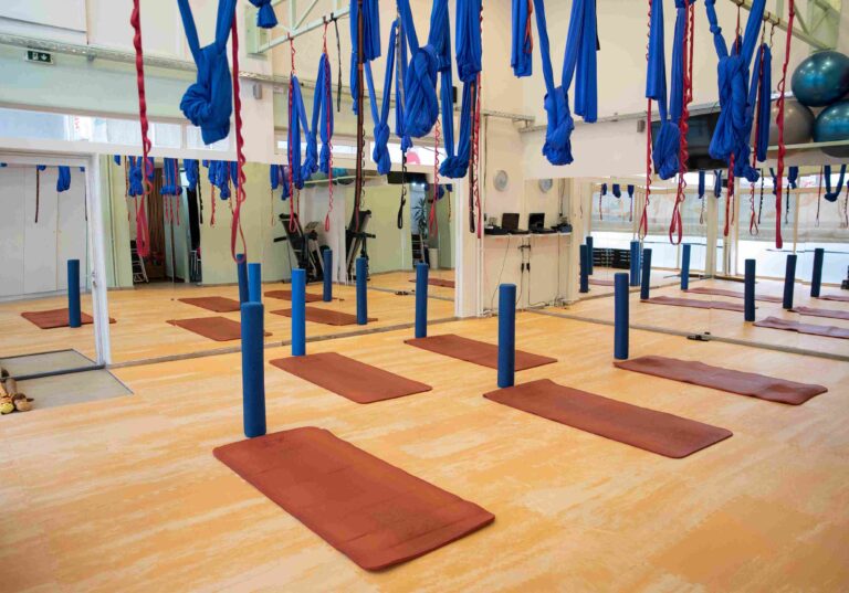 All Spirit Fitness Studio – Ομαδικά Προγράμματα: αίθουσα προπονήσεων με αιώρες για τακτική συμμετοχή σε ομαδικά μαθήματα.