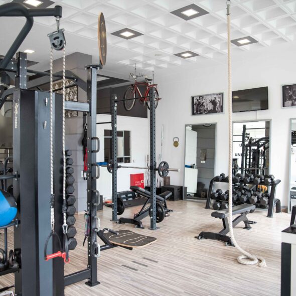 FIT ME – Exclusive Health Club – Basic Pack με πρόσβαση σε όργανα, βάρη και ομαδικά προγράμματα όπως Pilates, TRX, HIIT, Body Pump και άλλα.