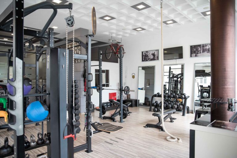 FIT ME – Exclusive Health Club – Basic Pack με πρόσβαση σε όργανα, βάρη και ομαδικά προγράμματα όπως Pilates, TRX, HIIT, Body Pump και άλλα.