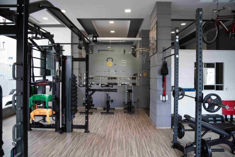 FIT ME – Exclusive Health Club – Basic Pack Φοιτητικό με πρόσβαση σε όργανα, βάρη και ομαδικά προγράμματα όπως Pilates, TRX, HIIT, Body Pump και άλλα.