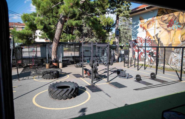 FIT ME – Exclusive Outdoor Club – Basic Pack με πρόσβαση σε open gym, Cross Training, βάρη, μηχανήματα και indoor fitness classes για 1 ή 3 μήνες.