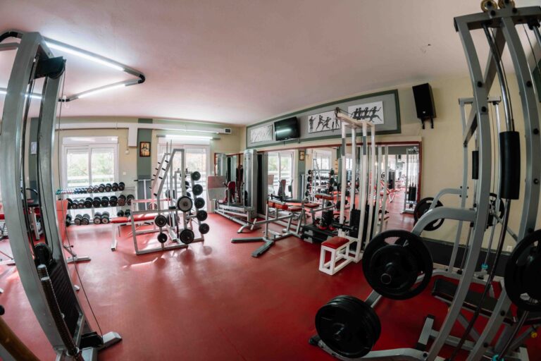 TOP GYM – Basic Pack με όργανα, ελεύθερα βάρη, Pilates και TRX. Πακέτα από 1 επίσκεψη έως 12 μήνες για άνετη και ποιοτική προπόνηση.