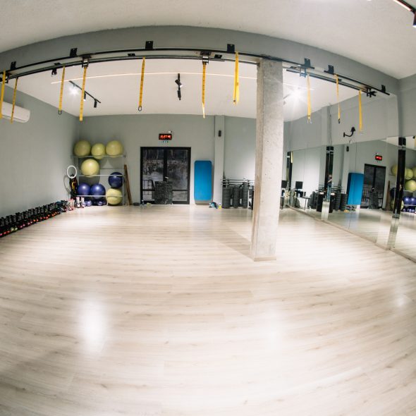 The Warehouse Gym – Group Training Μαθητική: Συνδρομή για μαθητές με πρόσβαση σε ομαδικά προγράμματα και πλήρεις εγκαταστάσεις