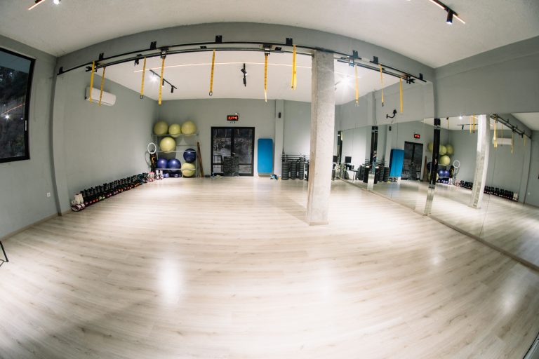 The Warehouse Gym – Group Training Μαθητική: Συνδρομή για μαθητές με πρόσβαση σε ομαδικά προγράμματα και πλήρεις εγκαταστάσεις