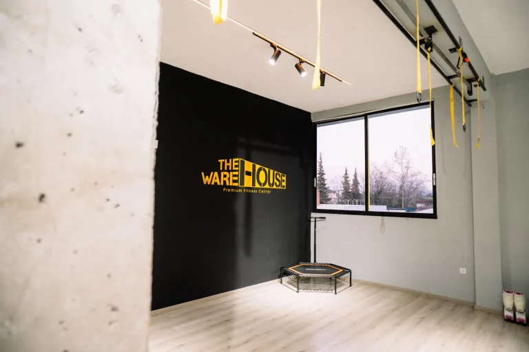 The Warehouse Gym – Group Training Φοιτητική: Συνδρομή για φοιτητές με ομαδικά προγράμματα & πλήρη πρόσβαση σε εγκαταστάσεις