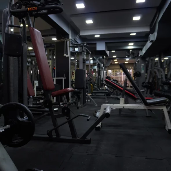 Bigger Gym – Open Gym: Συνδρομές για προπόνηση με βάρη, cardio και μηχανήματα στη Νίκαια.