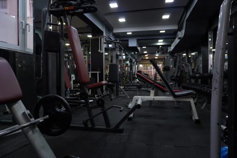 Bigger Gym – Open Gym: Συνδρομές για προπόνηση με βάρη, cardio και μηχανήματα στη Νίκαια.