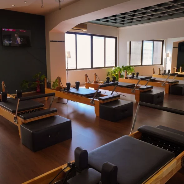 Golden Clubs – Pilates Reformer(3 Μήνες): Έως 3 συνεδρίες/εβδομάδα με επαγγελματική καθοδήγηση και σύγχρονο εξοπλισμό.