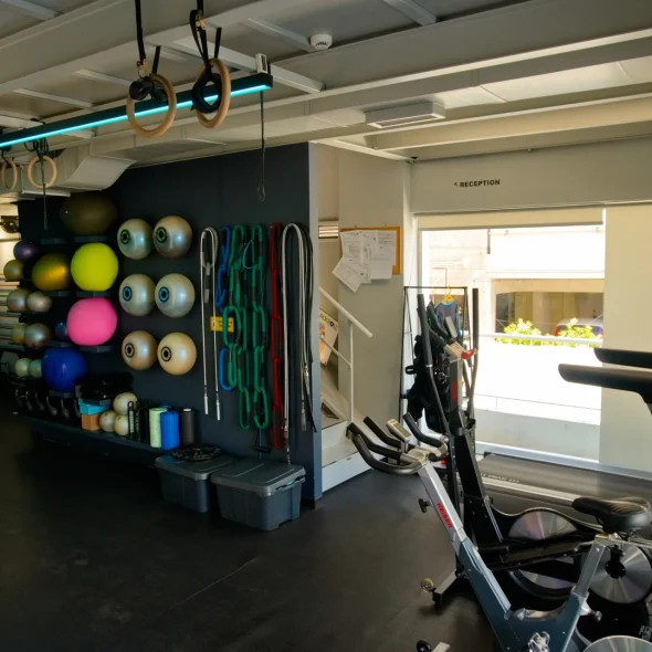 Healthfit Training Studio – Small Group (1–8 άτομα): 8 συνεδρίες 75€, 12 συνεδρίες 90€, απεριόριστο 100€, για ομάδες έως 8 άτομα.