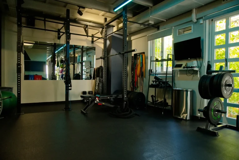 Healthfit Training Studio – Semi Personal (έως 3 άτομα) Προπονήσεις: 4 προπονήσεις 60€, 8 προπονήσεις 120€, 12 προπονήσεις 180€, έως 3 άτομα ανά session.