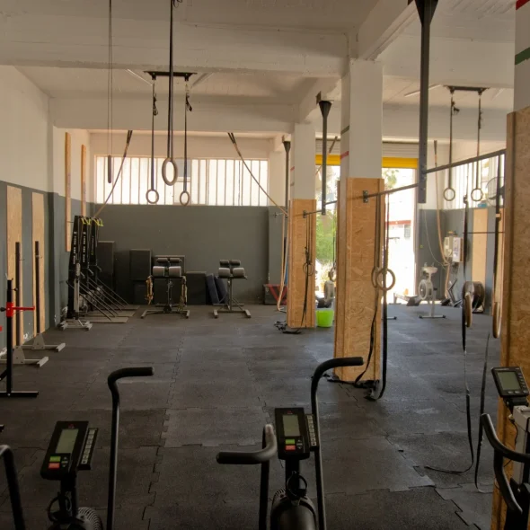 Heroes Fitness House – Συνδρομές Γυμναστηρίου: 1 μήνας 65€, προσφορά 130€ για 3 μήνες, 3 μήνες 175€, 6 μήνες με 1 μήνα δώρο, 12 μήνες με 2,5 μήνες δώρο.