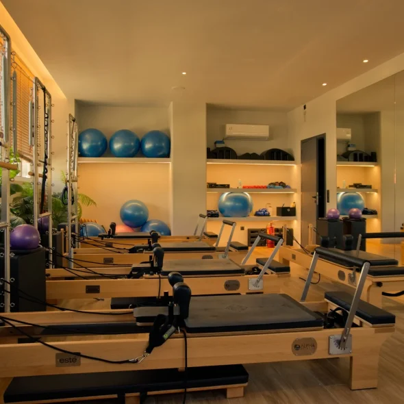 W Strength Health Club – Pilates Reformer: 3 συνεδρίες εβδομαδιαίως για ενδυνάμωση και ευλυγισία.