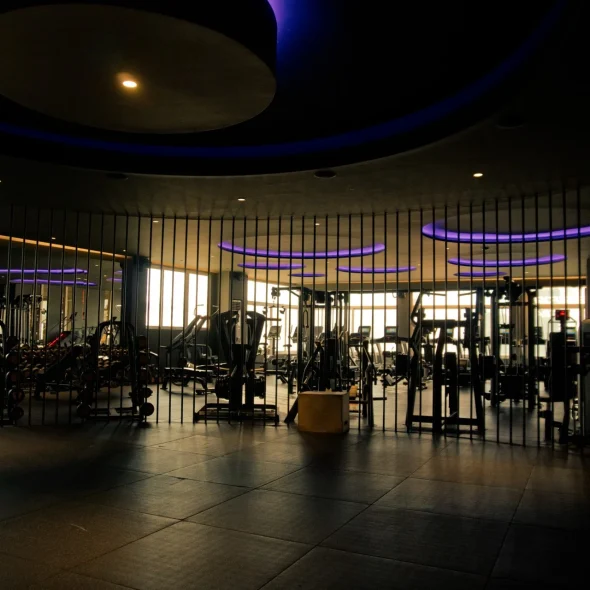 W Strength Health Club – Cage: Συνδρομές για απεριόριστη πρόσβαση σε προπονήσεις cage, με επιλογές 1 ή 3 μηνών.