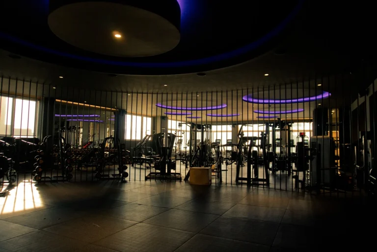 W Strength Health Club – Cage: Συνδρομές για απεριόριστη πρόσβαση σε προπονήσεις cage, με επιλογές 1 ή 3 μηνών.