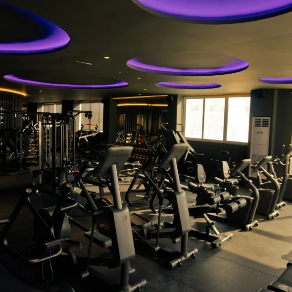 W Strength Health Club – Gym & Cardio: Συνδρομή με επιλογές διάρκειας και πλήρη πρόσβαση σε βάρη και cardio μηχανήματα.