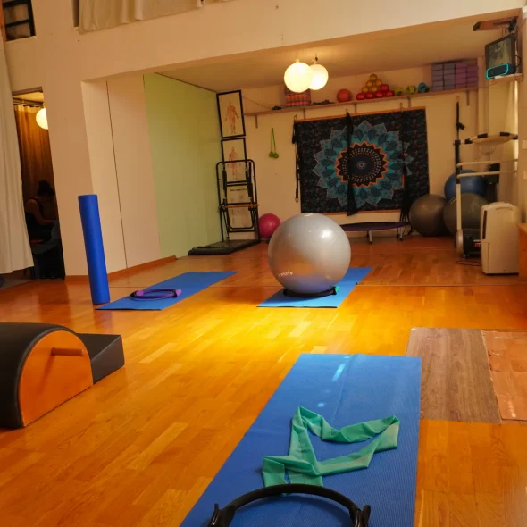 ΧΟΡΙΚΑ – Ομαδικά Προγράμματα: Επίλεξε 1 μάθημα με 7€ ή πακέτο 20 μαθημάτων με 100€. Ιδανικό περιβάλλον για άσκηση, χαλάρωση και προσωπική εξέλιξη.