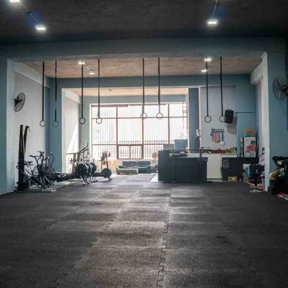 Athens Arena Box – Συνδρομή CrossFit. Εικόνα που προβάλλει την προπόνηση CrossFit και τα ομαδικά τμήματα του Athens Arena Box.