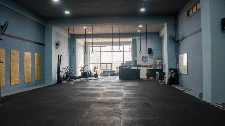 Athens Arena Box – Συνδρομή CrossFit. Εικόνα που προβάλλει την προπόνηση CrossFit και τα ομαδικά τμήματα του Athens Arena Box.
