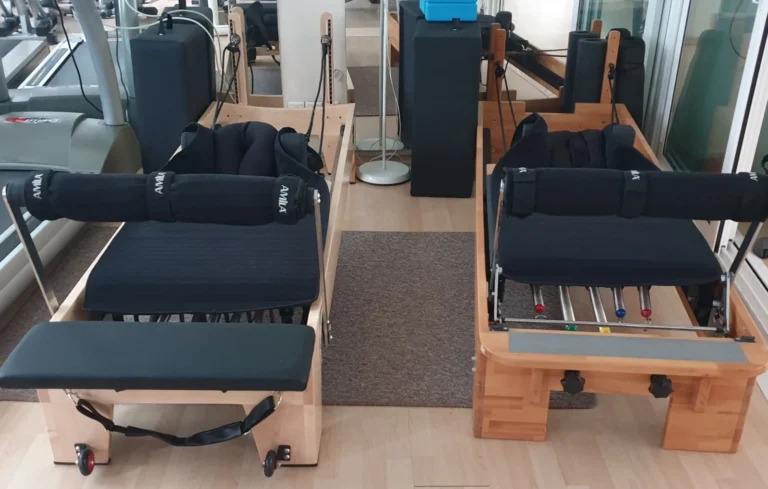 D-Club Δικαίος – Γυμναστήριο – Pilates Reformer. Εικόνα που προβάλλει την άσκηση σε κρεβάτι Pilates Reformer στις εγκαταστάσεις του γυμναστηρίου στον Πειραιά.