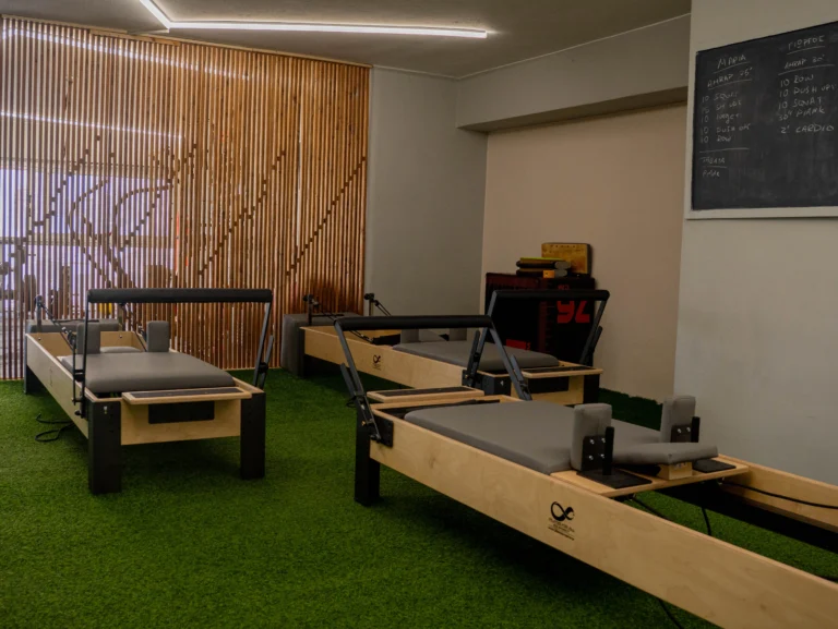 Ο επίσημος τιμοκατάλογος συνεδριών HealthFit Training Studio – Pilates Reformer για 8 και 12 μαθήματα.