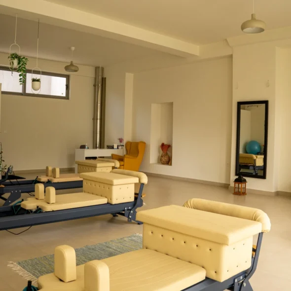 Pilates Room – The Art of Balance – Pilates Reformer. Εικόνα που παρουσιάζει τα πακέτα συνεδριών Pilates Reformer στον ειδικά διαμορφωμένο χώρο μας.