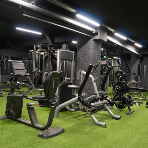 Titans Gym - Center - Συνδρομή Όργανα. Εικόνα με τον εξοπλισμό και τα μηχανήματα του γυμναστηρίου για μυϊκή ενδυνάμωση.