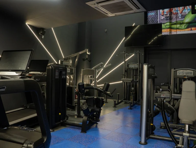 Titans Gym - Center - Φοιτητική Συνδρομή Όργανα. Εικόνα που παρουσιάζει τις φοιτητικές προσφορές για χρήση οργάνων στο γυμναστήριο.