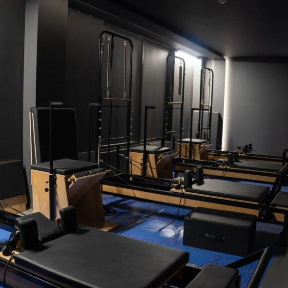 Titans Gym - Center - Pilates Reformer. Εικόνα από τον ειδικά διαμορφωμένο χώρο με κρεβάτια Pilates Reformer του γυμναστηρίου.
