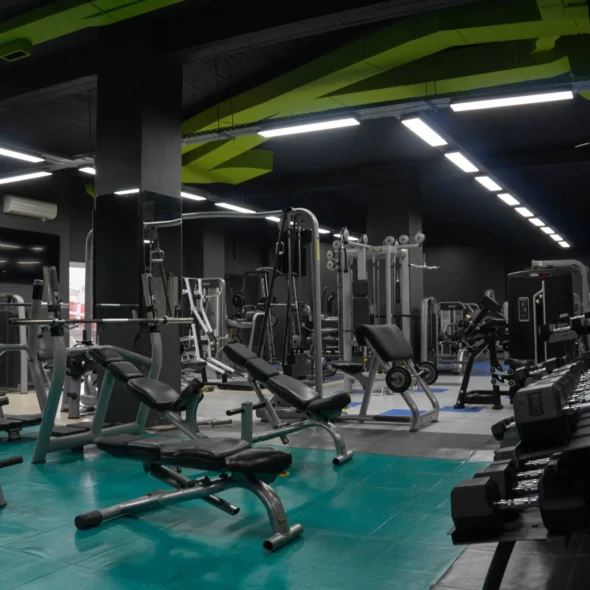 Titans Gym – SR – Ηγουμενίτσα – Συνδρομή Όργανα. Εικόνα με τον εξοπλισμό και τα μηχανήματα του γυμναστηρίου για μυϊκή ενδυνάμωση.