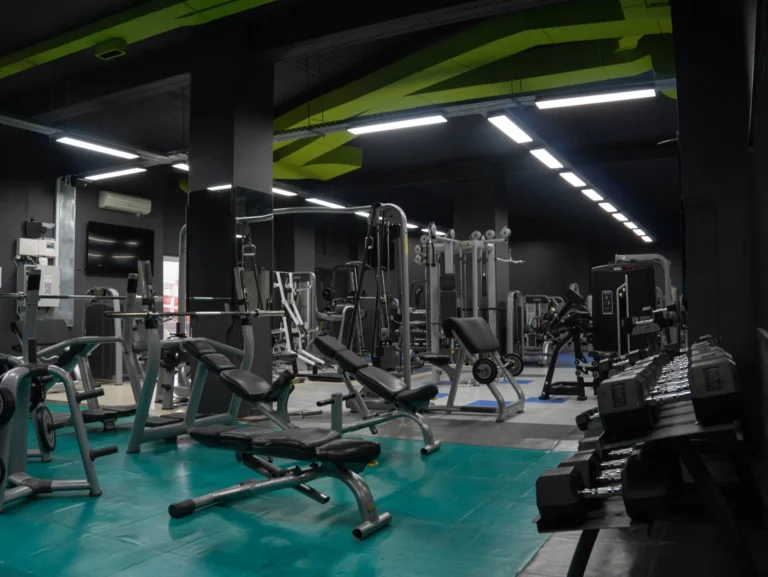 Titans Gym – SR – Ηγουμενίτσα – Συνδρομή Όργανα. Εικόνα με τον εξοπλισμό και τα μηχανήματα του γυμναστηρίου για μυϊκή ενδυνάμωση.