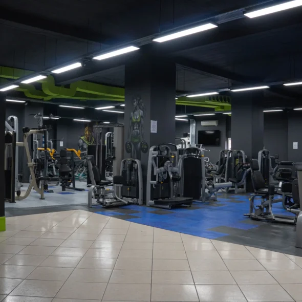 Titans Gym – SR – Ηγουμενίτσα – Combo Πολεμικές Τέχνες & Όργανα. Εικόνα που προβάλλει τον συνδυασμό προπόνησης σε όργανα γυμναστηρίου και τμήματα πολεμικών τεχνών.