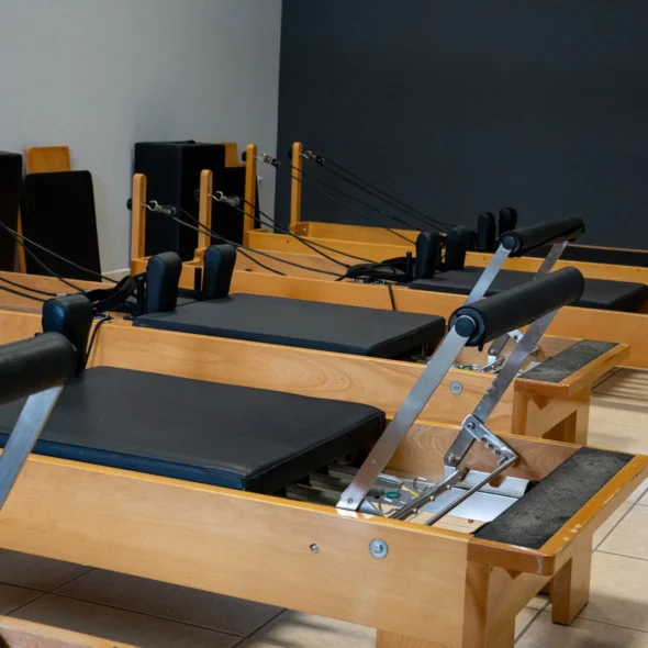 Titans Gym – SR – Ηγουμενίτσα – Combo Pilates Reformer & Όργανα. Εικόνα που προβάλλει τον συνδυασμό προπόνησης σε κρεβάτια Pilates Reformer και όργανα γυμναστικής.