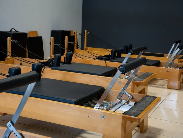 Titans Gym – SR – Ηγουμενίτσα – Combo Pilates Reformer & Όργανα. Εικόνα που προβάλλει τον συνδυασμό προπόνησης σε κρεβάτια Pilates Reformer και όργανα γυμναστικής.