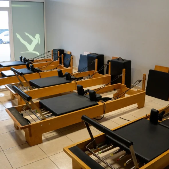 Titans Gym – SR – Ηγουμενίτσα – Pilates Reformer. Εικόνα από τον ειδικά διαμορφωμένο χώρο με κρεβάτια Pilates Reformer του γυμναστηρίου.