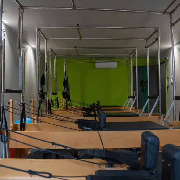 Titans Gym - SR - Pilates Reformer. Εικόνα από τον ειδικά διαμορφωμένο χώρο με κρεβάτια Pilates Reformer του γυμναστηρίου.