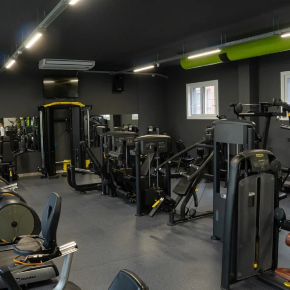 Titans Gym - SR - Combo Πολεμικές Τέχνες & Όργανα. Εικόνα που προβάλλει τον συνδυασμό προπόνησης σε όργανα και τμήματα πολεμικών τεχνών.