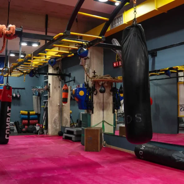 Titans Gym – Votanikos – Πολεμικές Τέχνες & Combo. Εικόνα που προβάλλει τον συνδυασμό προπόνησης σε όργανα και τμήματα πολεμικών τεχνών στο γυμναστήριο του Βοτανικού.