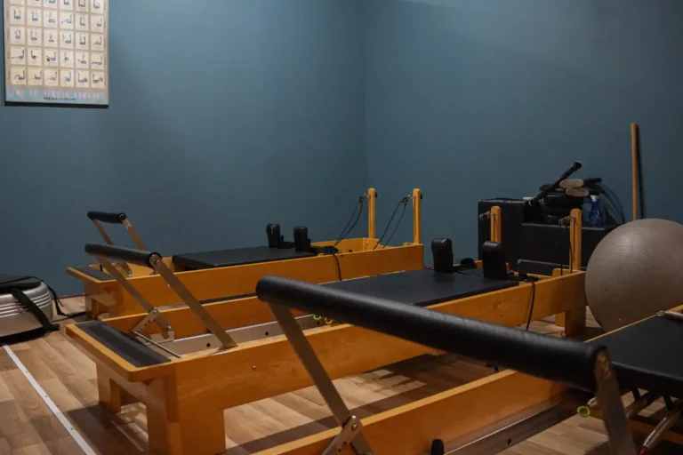 Titans Gym – Votanikos – Pilates Reformer. Εικόνα από τον ειδικά διαμορφωμένο χώρο με κρεβάτια Pilates Reformer του γυμναστηρίου.