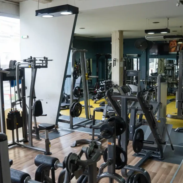 Titans Gym – Votanikos – Συνδρομή Όργανα. Εικόνα με τον εξοπλισμό και τα μηχανήματα του γυμναστηρίου για μυϊκή ενδυνάμωση.