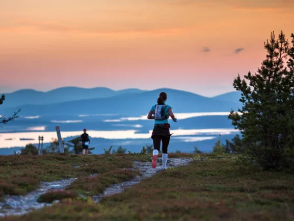 Δρομέας που τρέχει σε ασφαλτοστρωμένο δρόμο με ορεινό τοπίο στο φόντο - Τρέξιμο στο βουνό ή στην άσφαλτο και ποιο χτίζει καλύτερα πόδια από το Gymscouter.