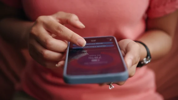 Χρήστης που χρησιμοποιεί εφαρμογή booking στο κινητό του για κράτηση θέσης σε γυμναστήριο – Γιατί το σύστημα κρατήσεων είναι απαραίτητο εργαλείο για κάθε σύγχρονο ιδιοκτήτη από το Gymscouter.