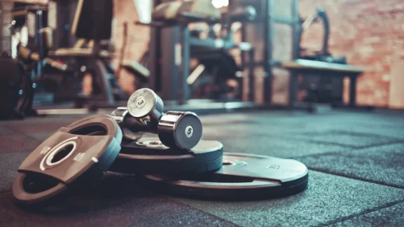 Βαράκια και δίσκοι βαρών στο πάτωμα γυμναστηρίου - Ο απόλυτος οδηγός για να διαλέξεις το είδος γυμναστικής που σου ταιριάζει από το Gymscouter.