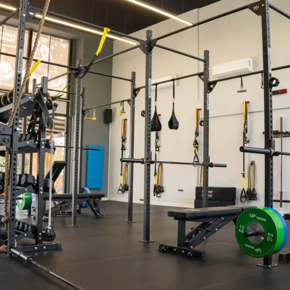 Ο τρέχων τιμοκατάλογος για SCI Physical Academy – Fitness Academy Mini Group (Συνδρομές) με αναλυτικές τιμές ανά εβδομάδα και κόστος ανά προπόνηση.